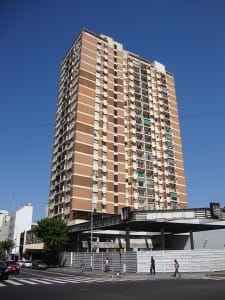 Cuando una promotora o cooperativa de viviendas vende pisos sobre plano debe contar con un seguro o aval bancario FUENTE es.wikipedia.org