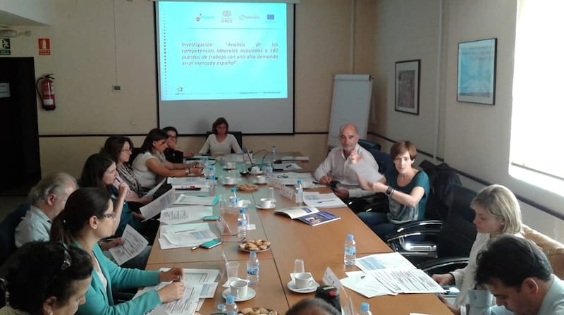 El equipo de expertos analizando el proyecto 180y+ FUENTE areteactiva.com